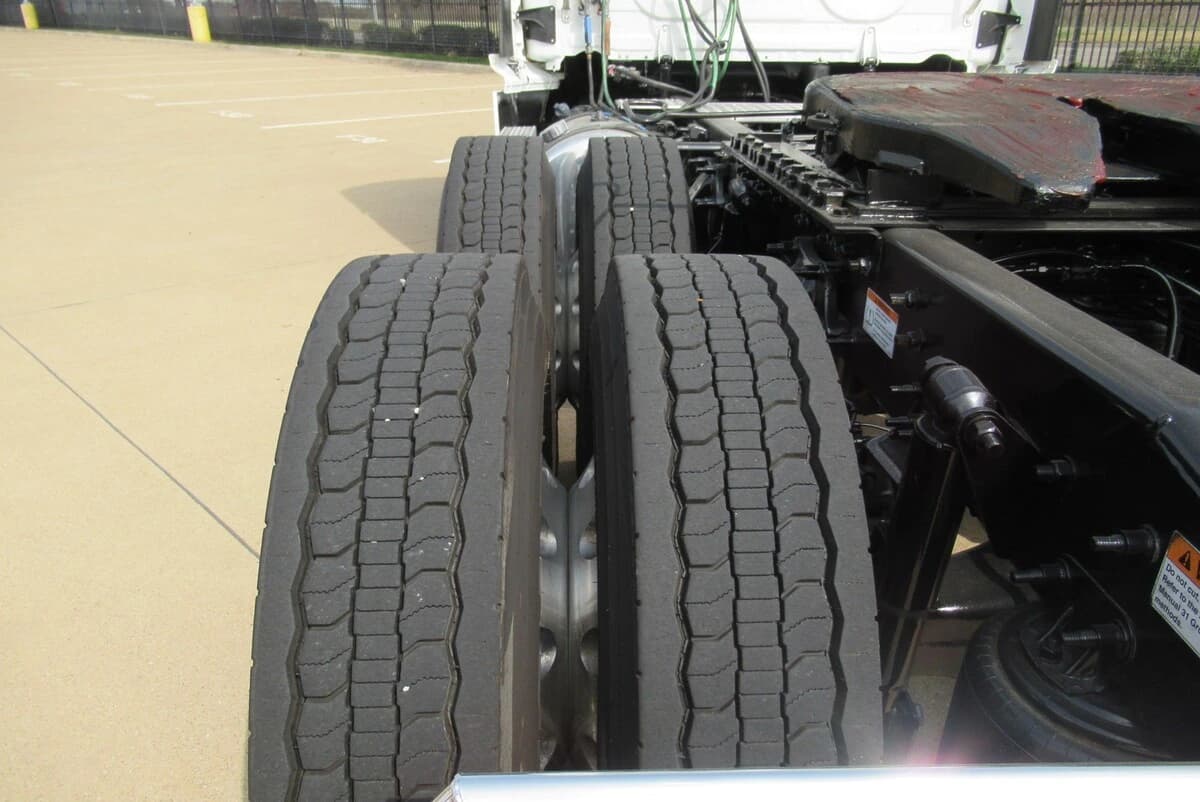 2024 Freightliner Cascadia — photo 12