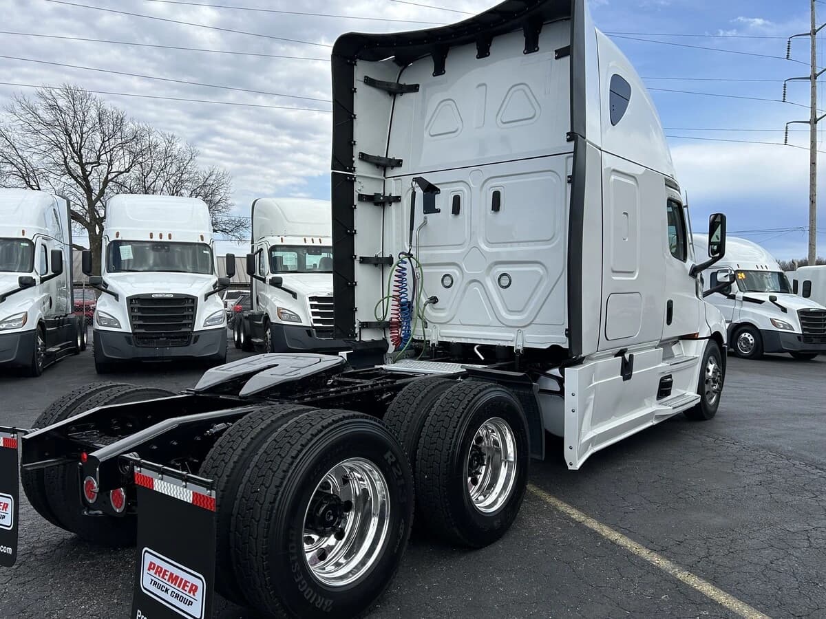 2024 Freightliner Cascadia — photo 4