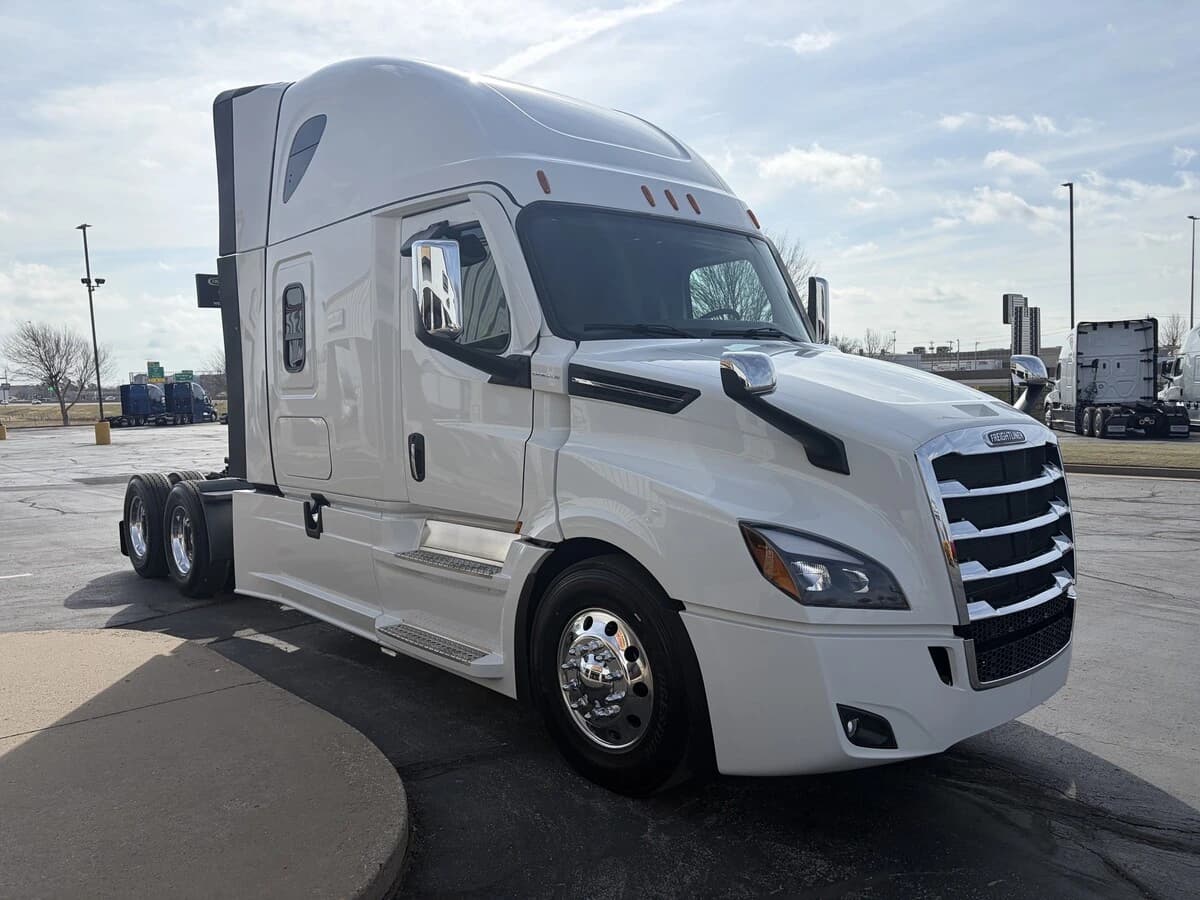 2027 Freightliner Cascadia — photo 7