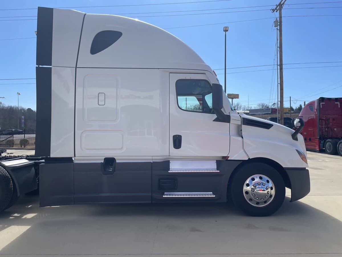 2024 Freightliner Cascadia — photo 5