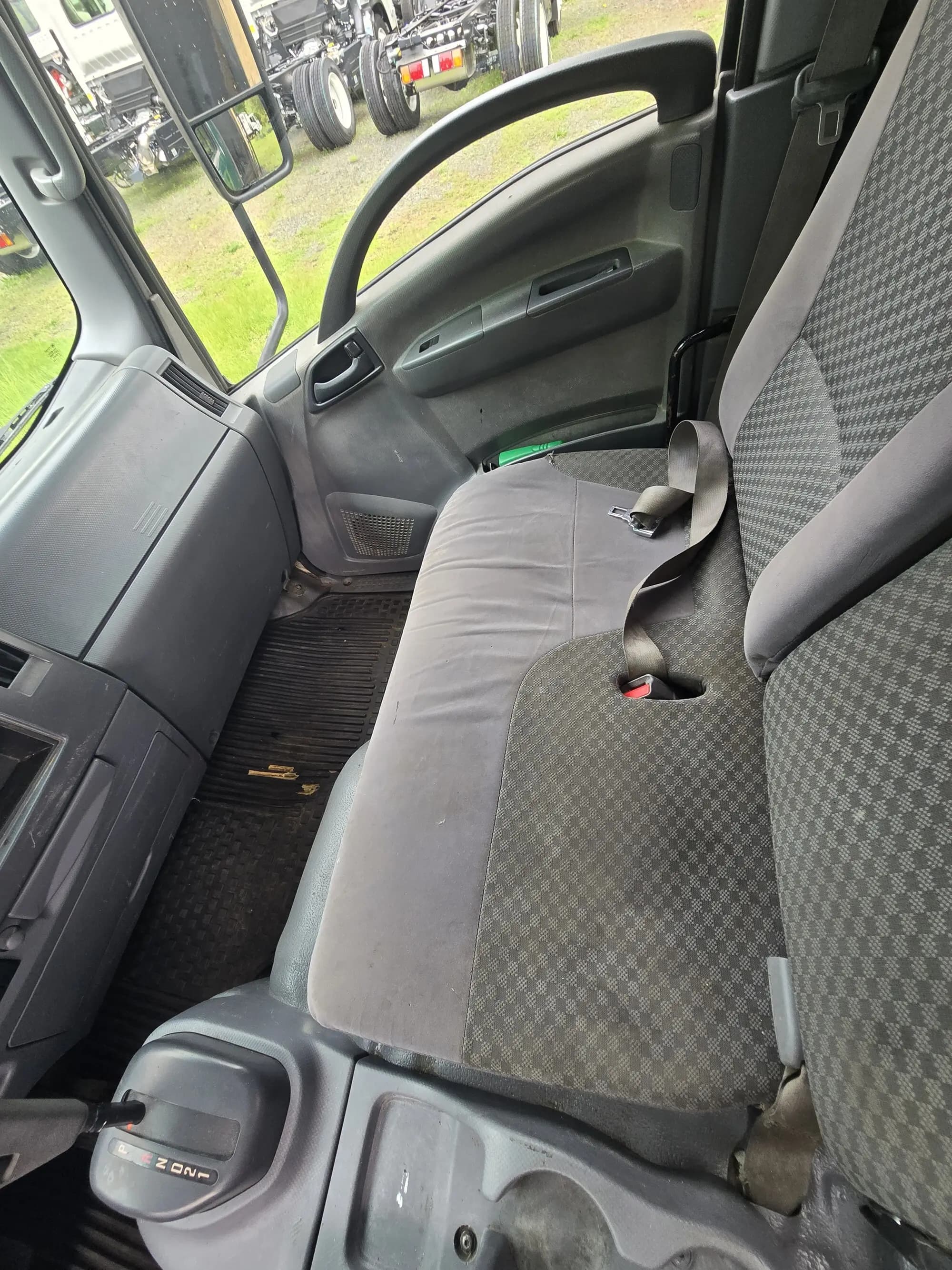 2013 Isuzu NQR — photo 11