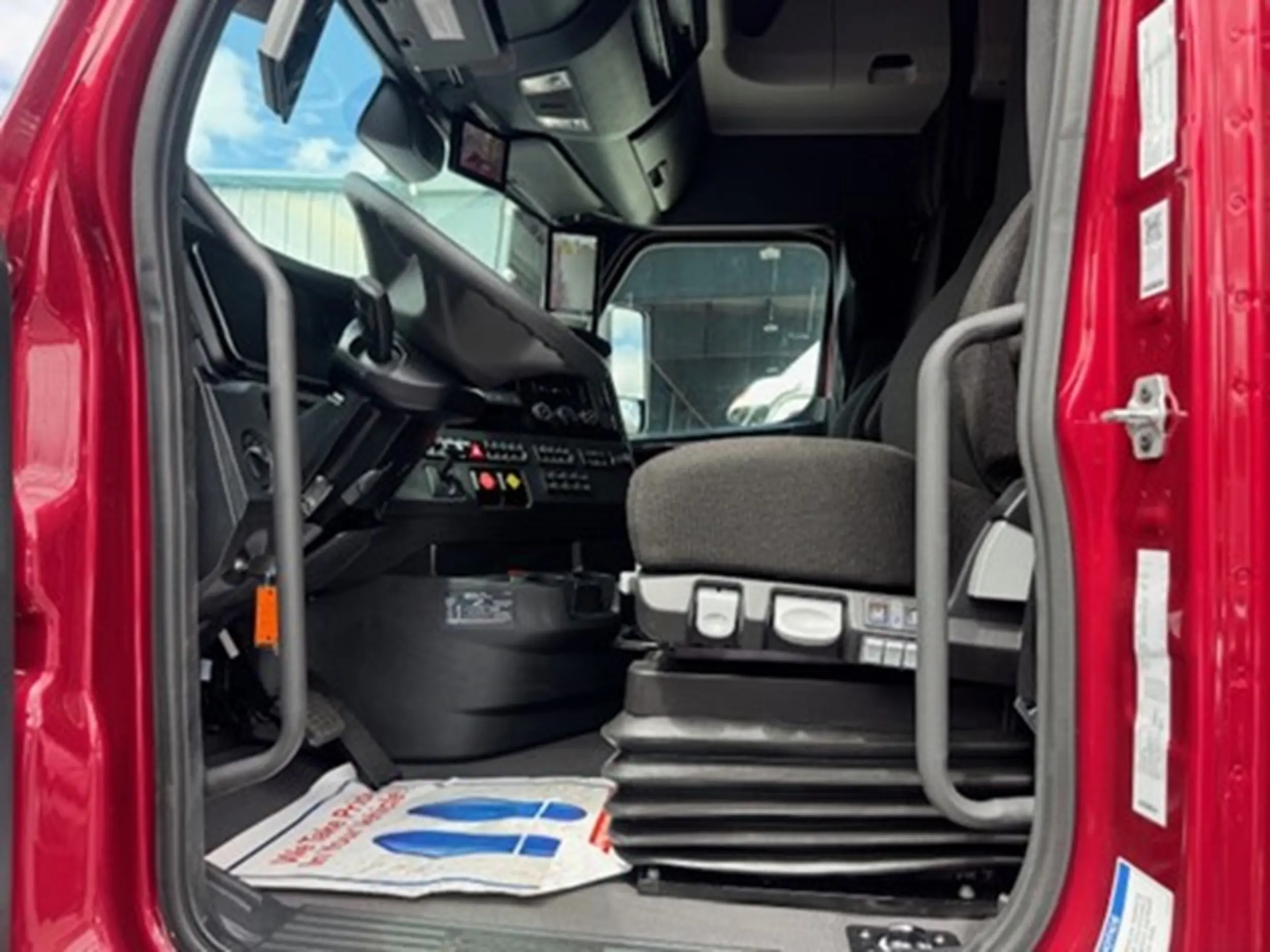 2026 Freightliner Cascadia — photo 6