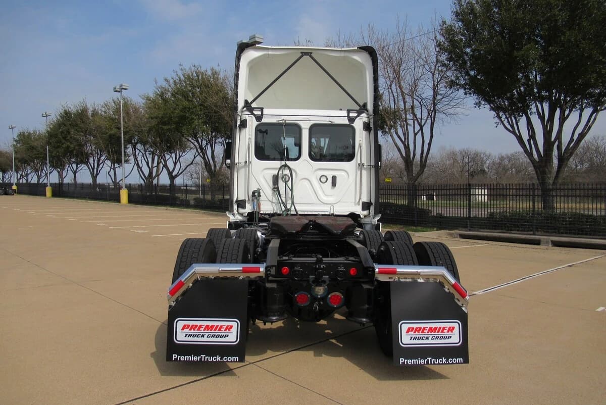 2024 Freightliner Cascadia — photo 8