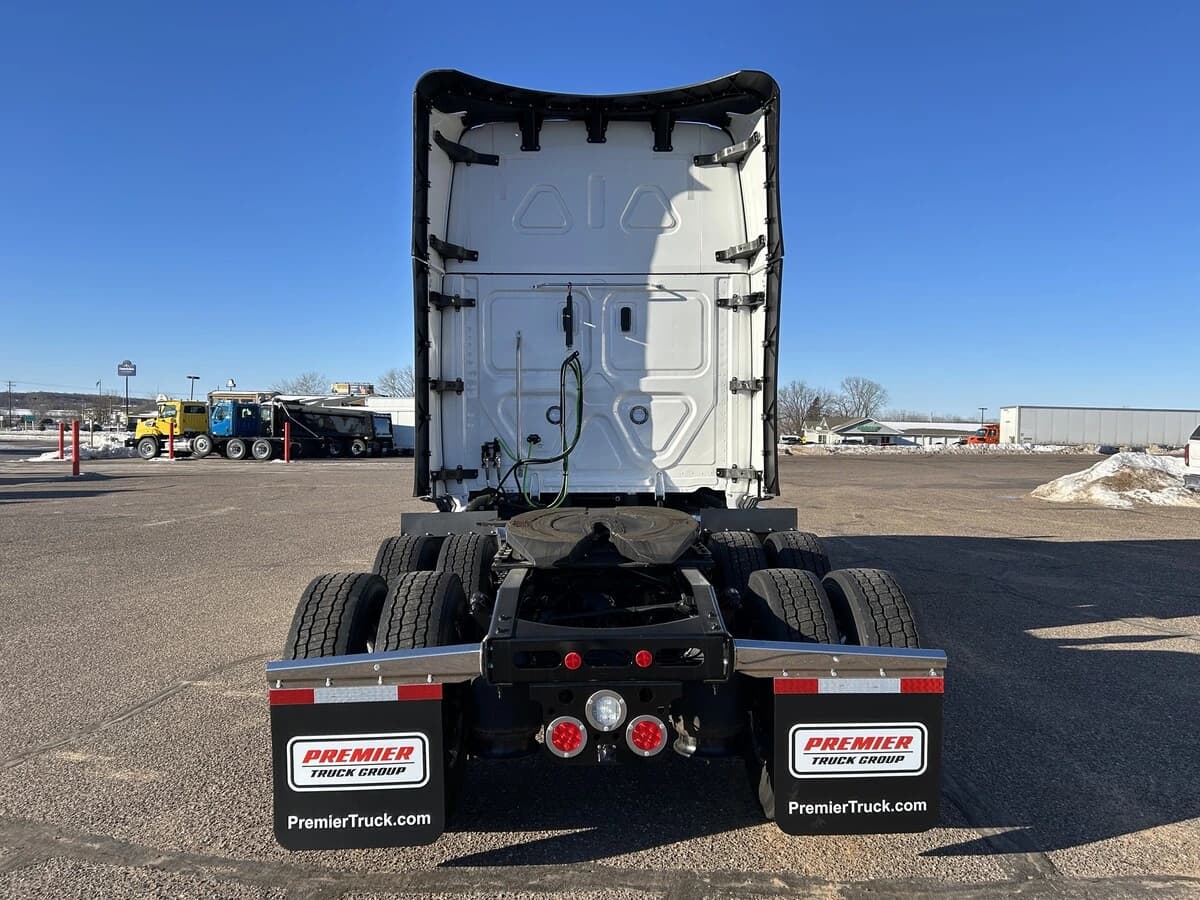 2026 Freightliner Cascadia — photo 6