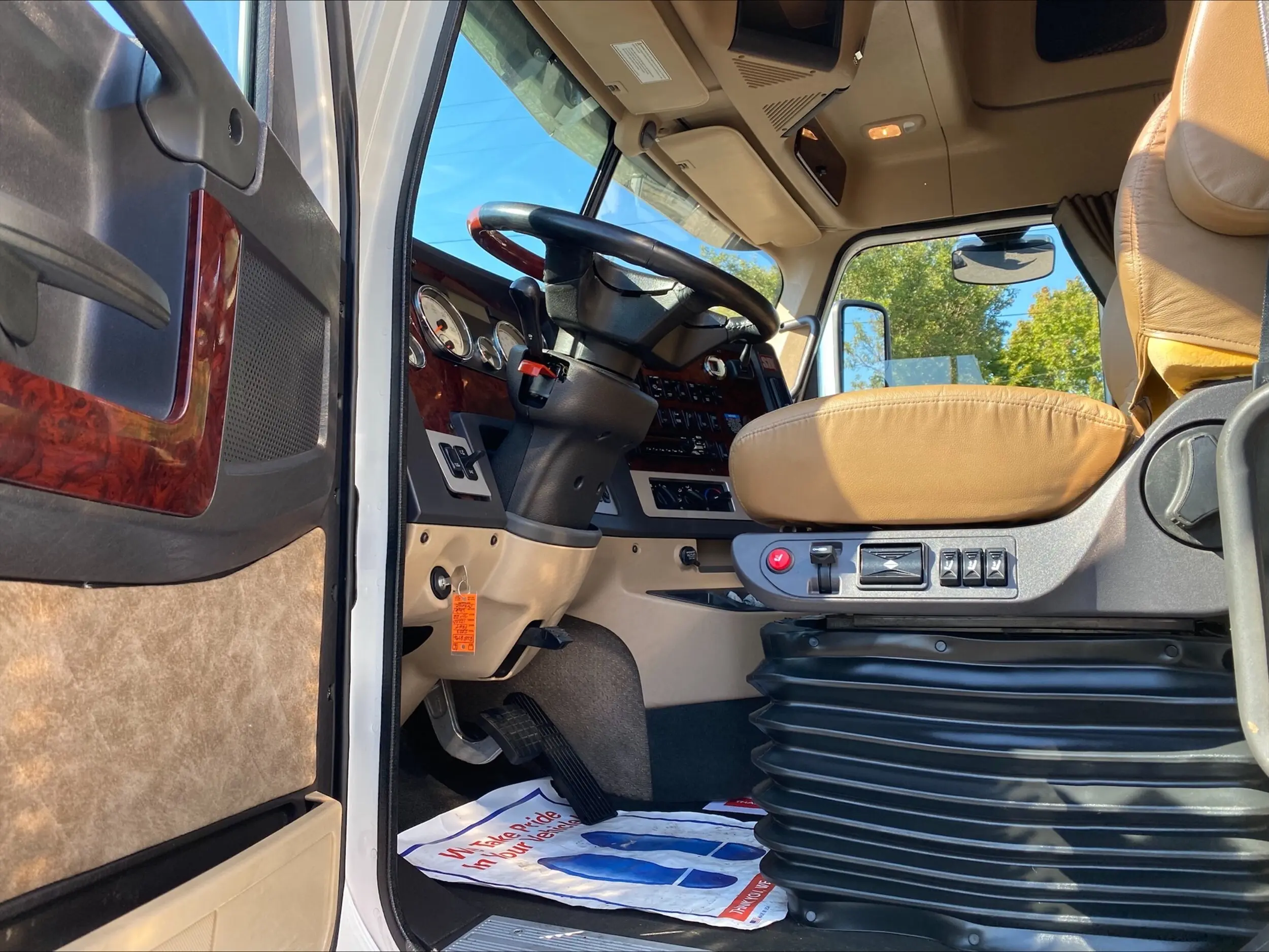 2023 Freightliner 122SD — photo 12