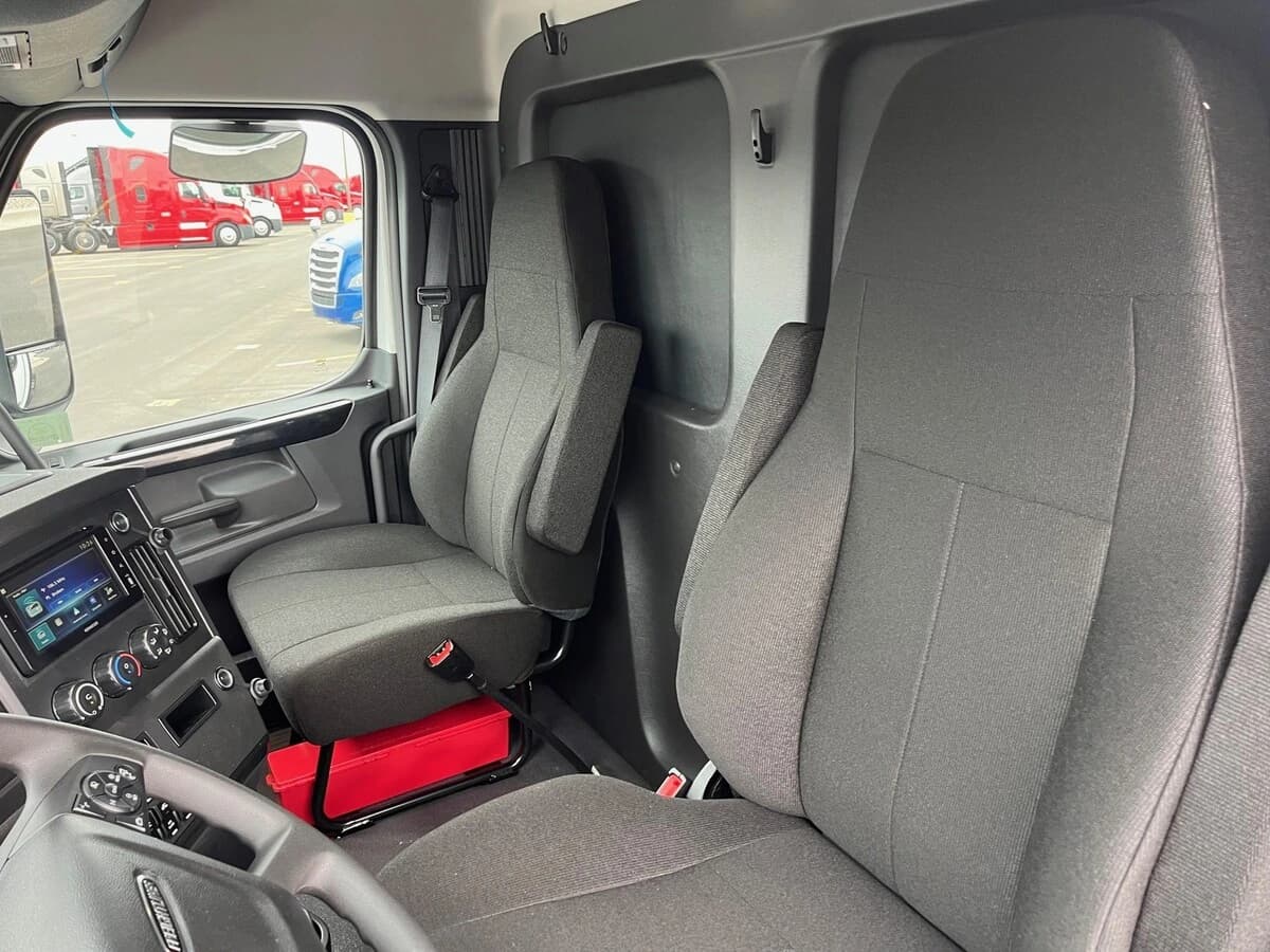 2027 Freightliner Cascadia — photo 9