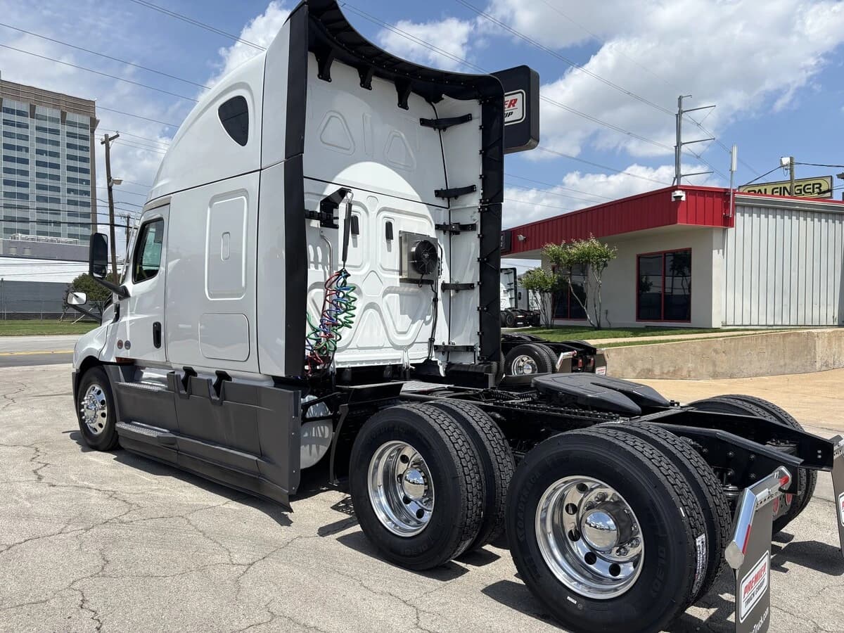 2025 Freightliner Cascadia — photo 7