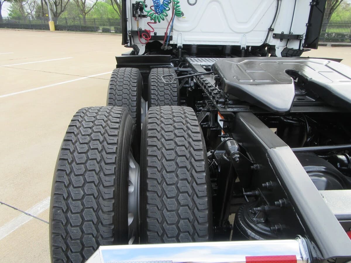 2025 Freightliner Cascadia — photo 13