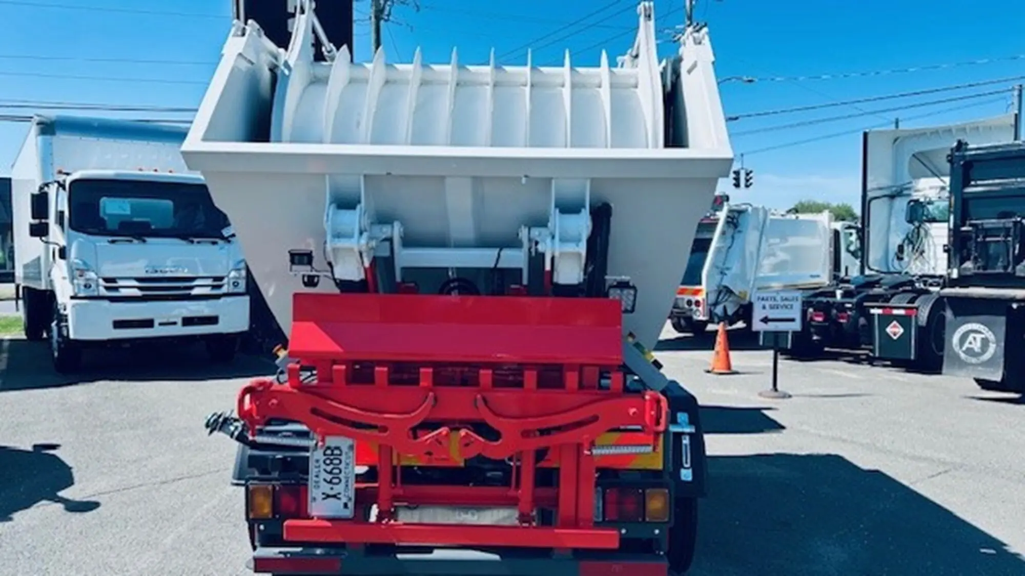 2025 Isuzu NRR — photo 4