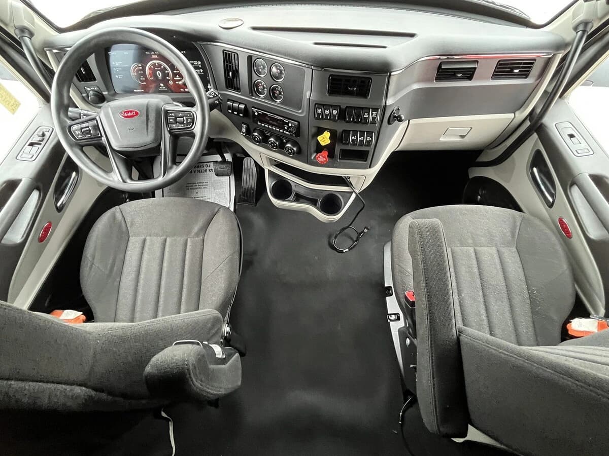 2023 Peterbilt 579 — photo 27