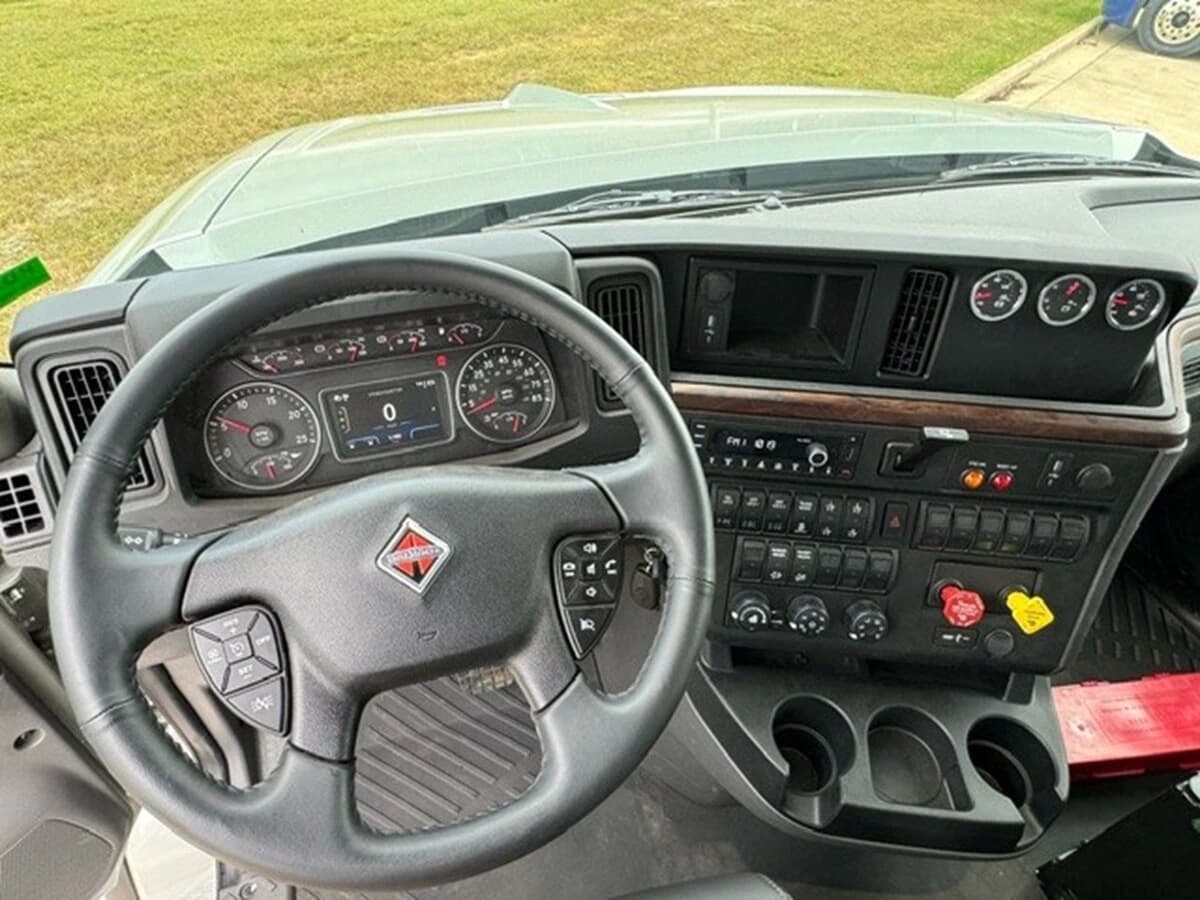 2026 International HX — photo 5