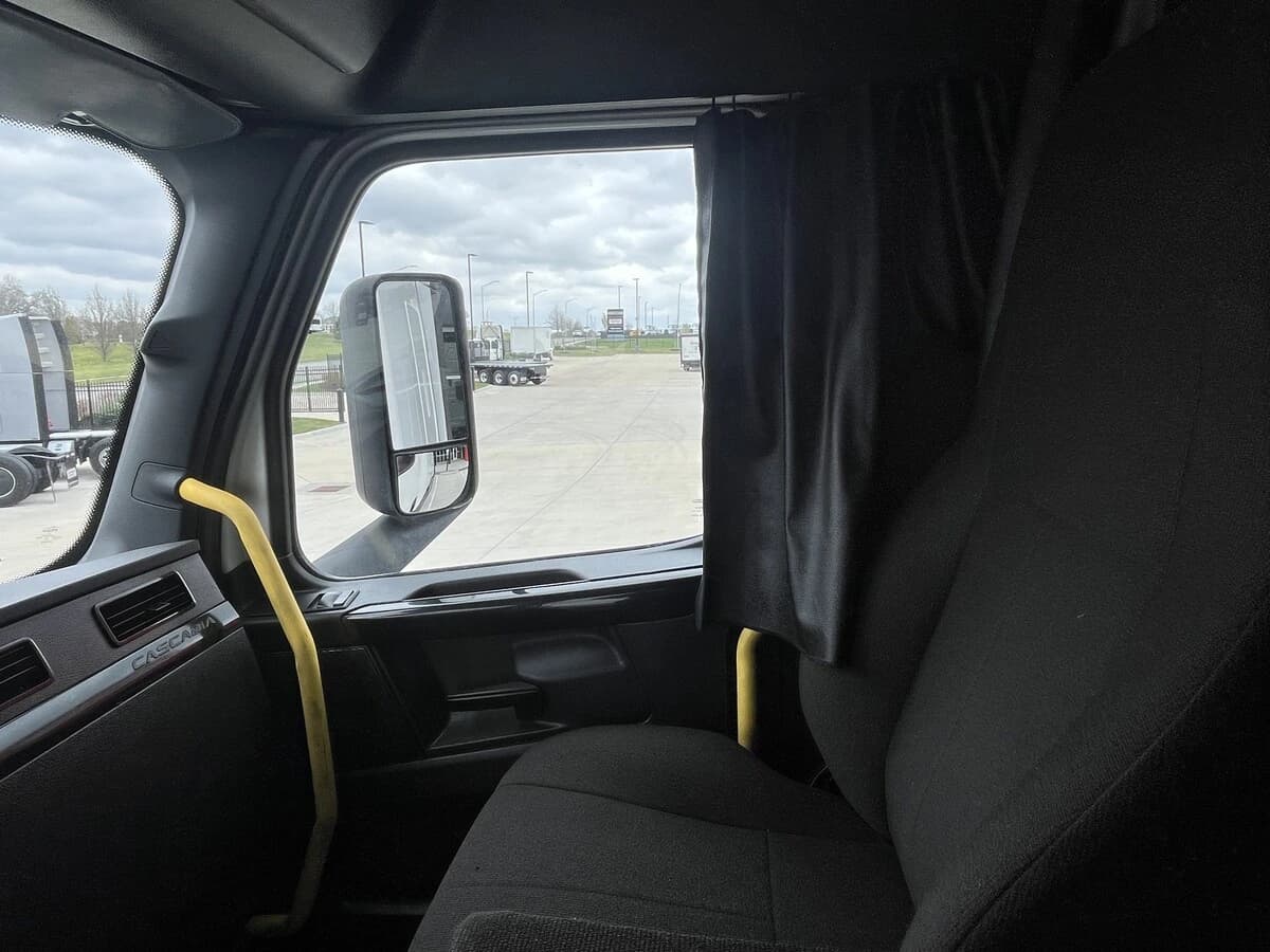 2021 Freightliner Cascadia — photo 12