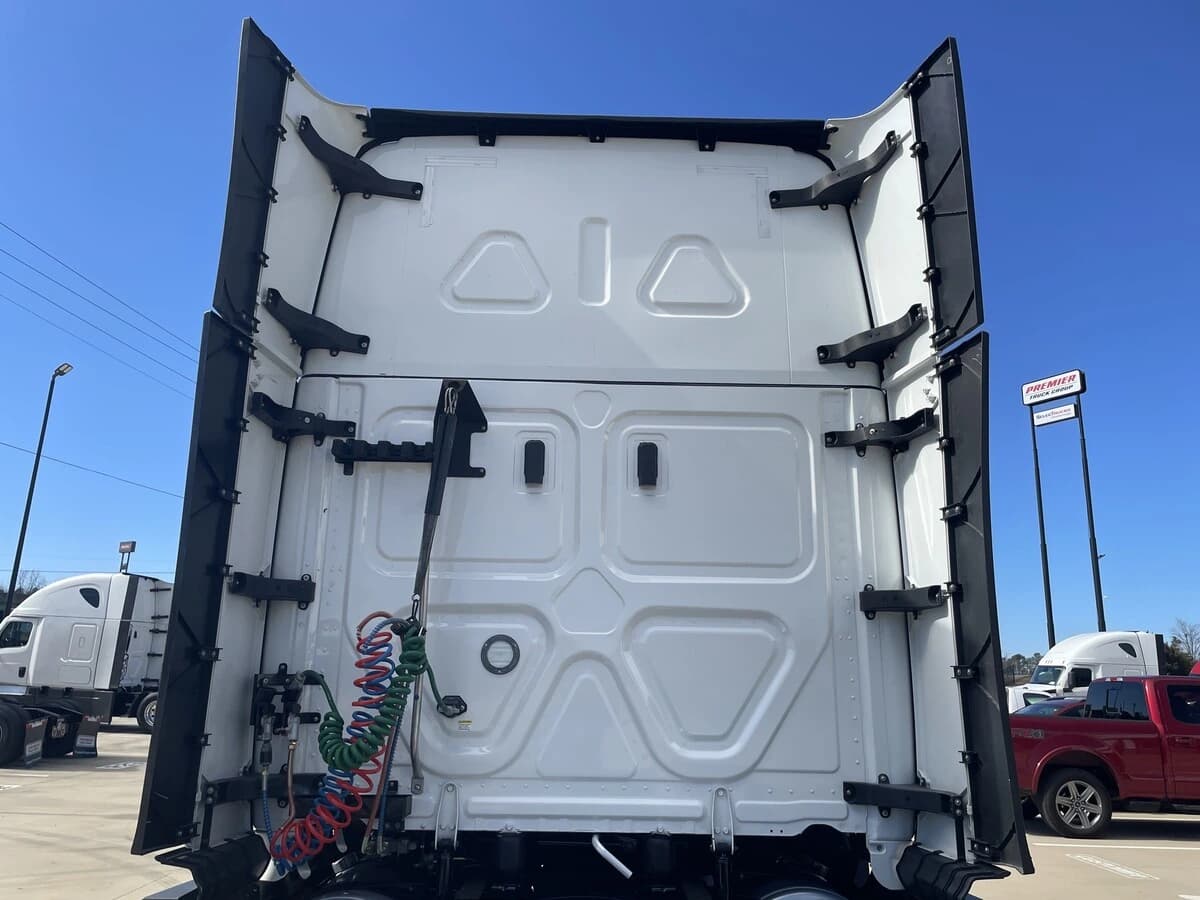 2024 Freightliner Cascadia — photo 12