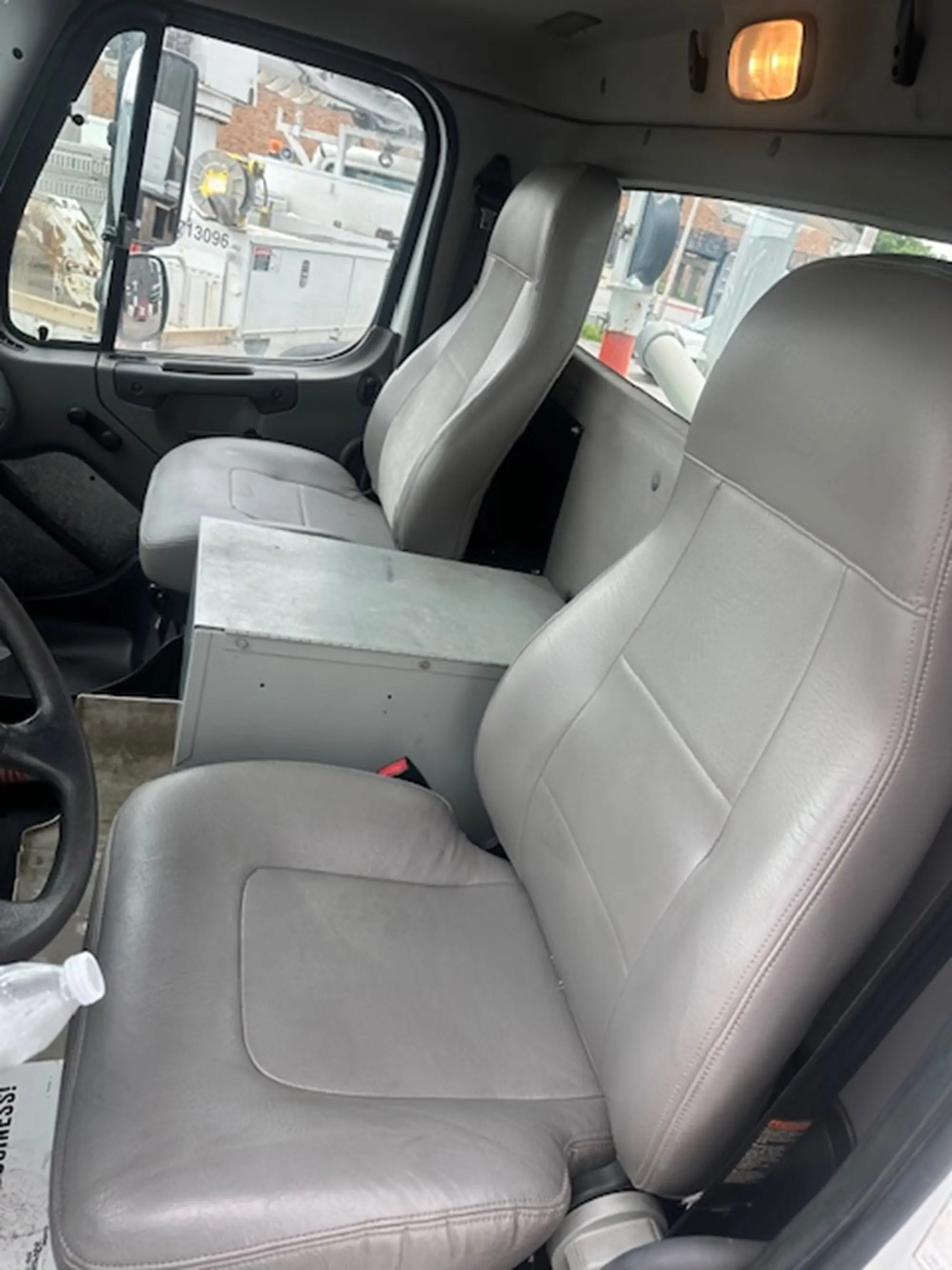 2013 Freightliner M2 106 — photo 10