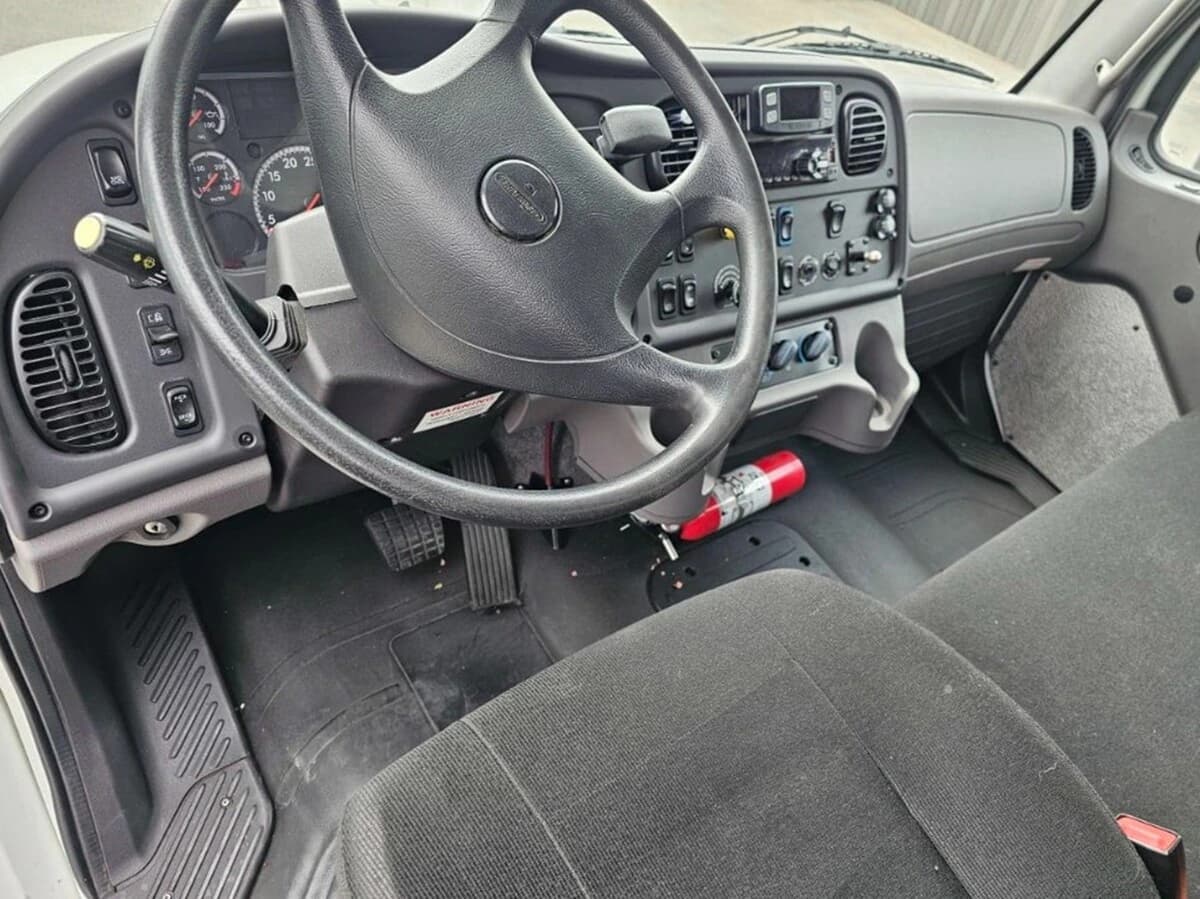 2019 Freightliner M2 106 — photo 7