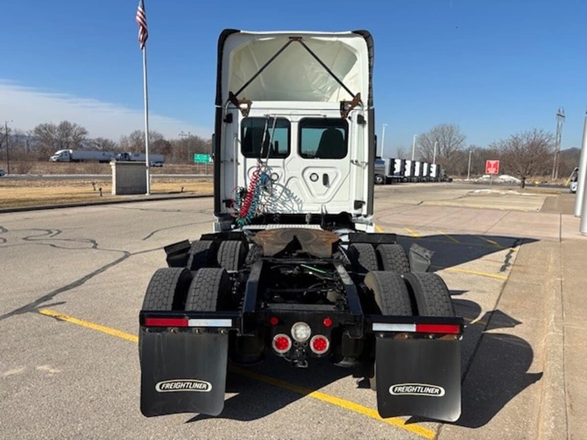 2019 Freightliner Cascadia — photo 6