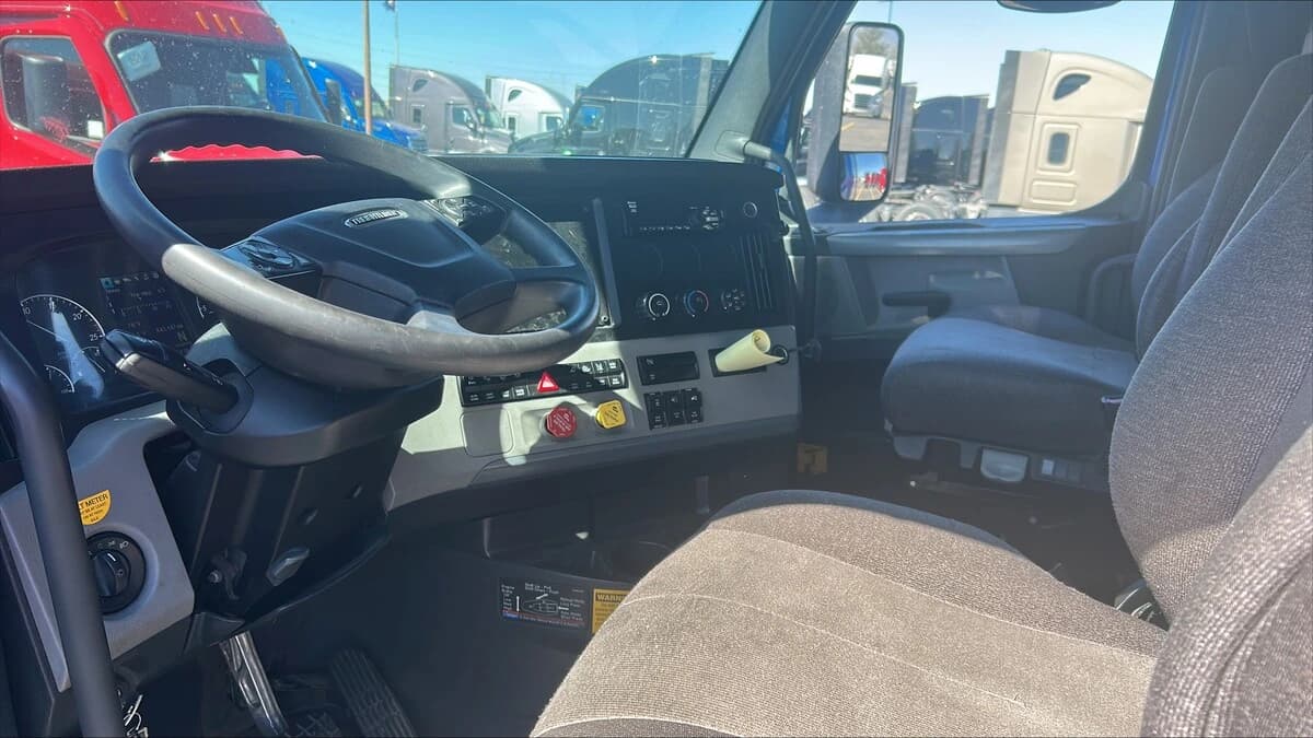 2022 Freightliner Cascadia — photo 2