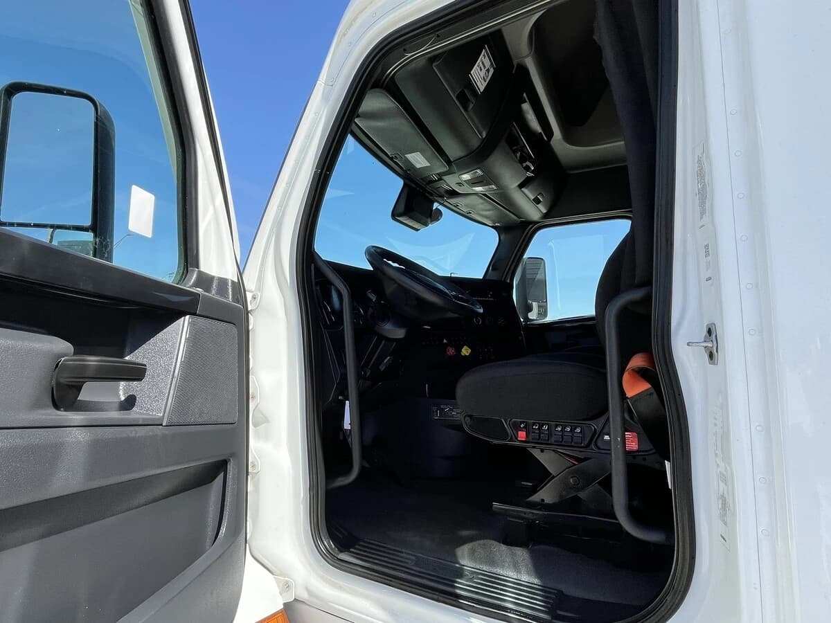 2023 Freightliner Cascadia — photo 24