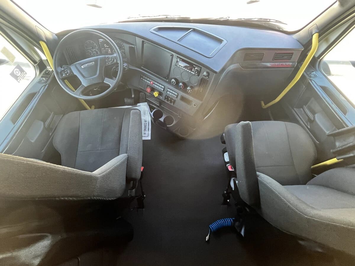 2025 Freightliner Cascadia — photo 25