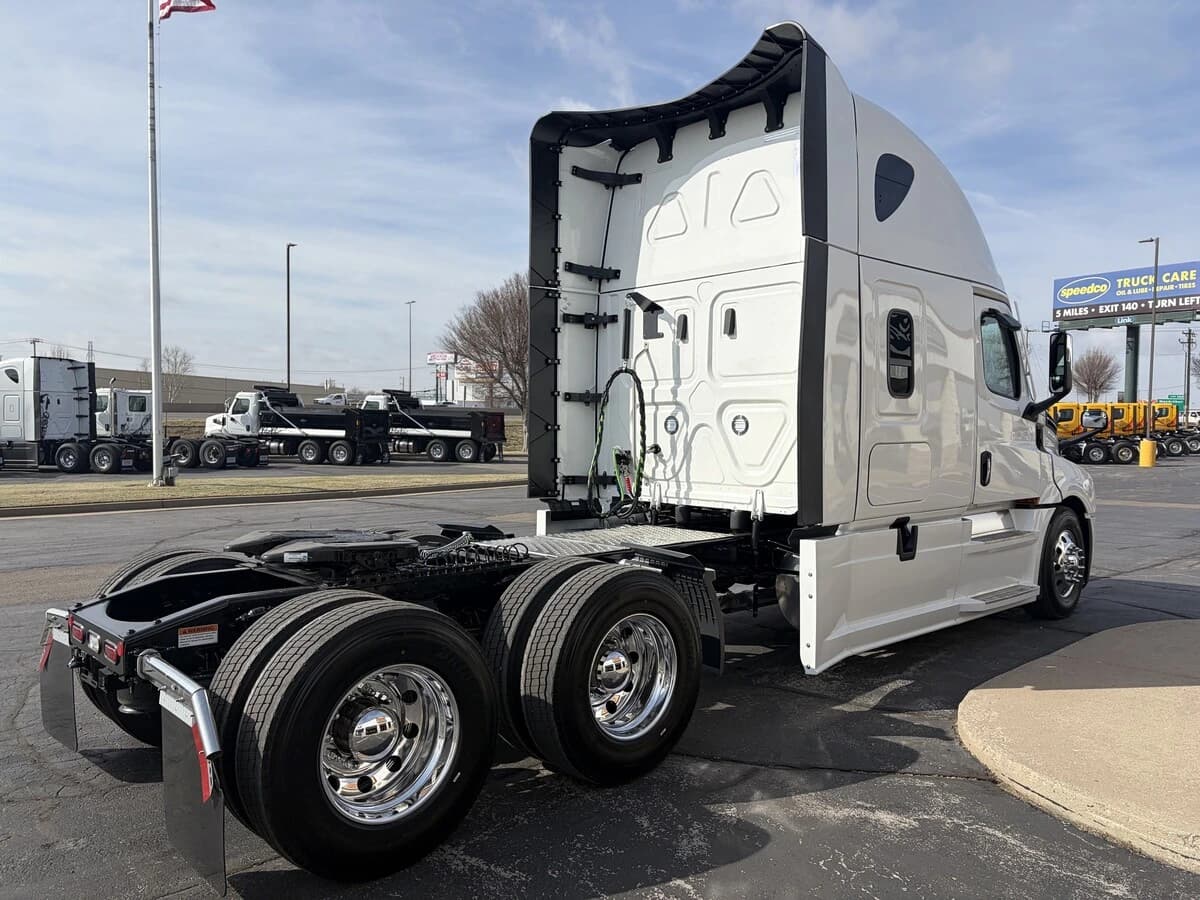 2027 Freightliner Cascadia — photo 5