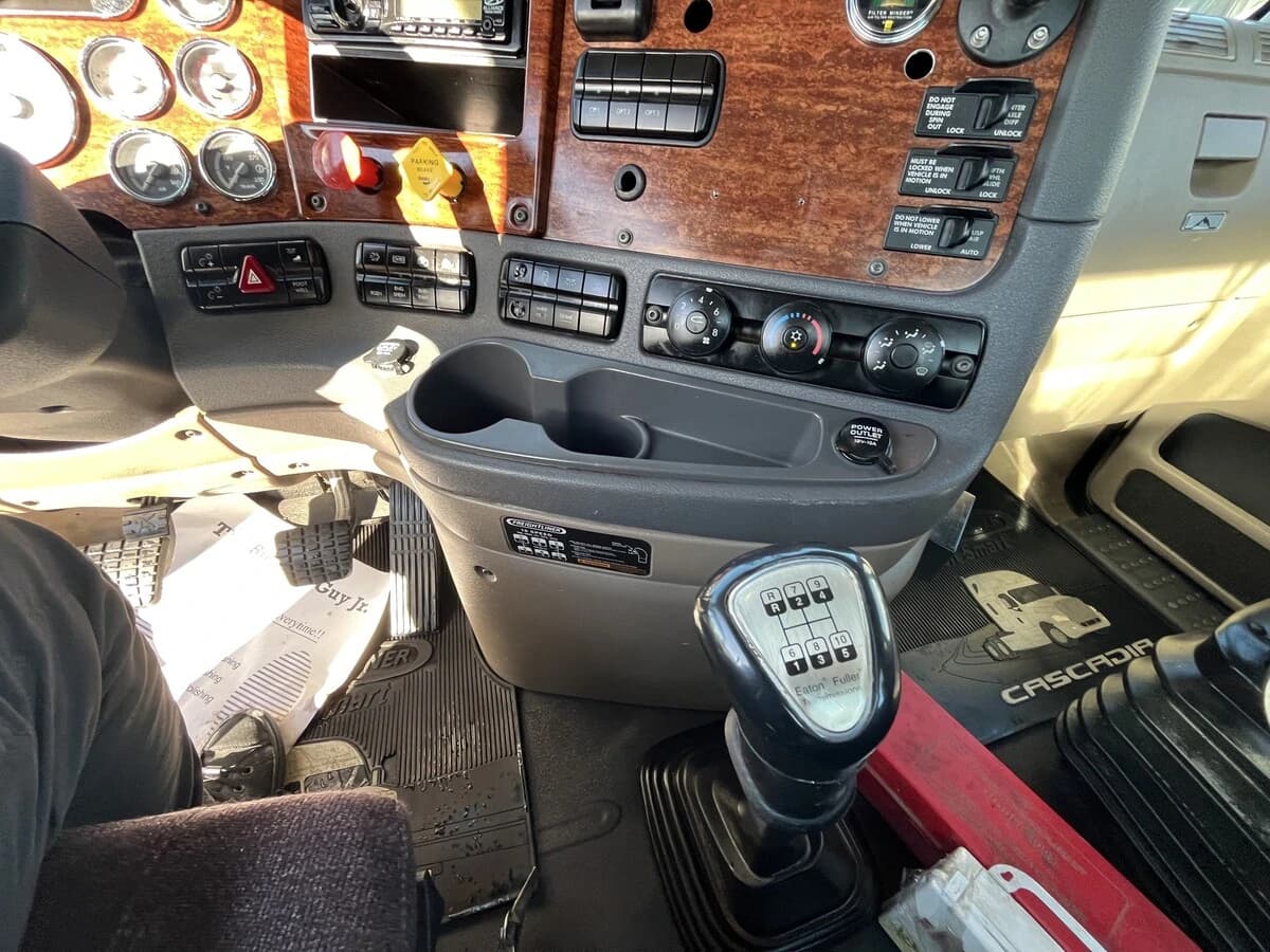 2012 Freightliner Cascadia — photo 24