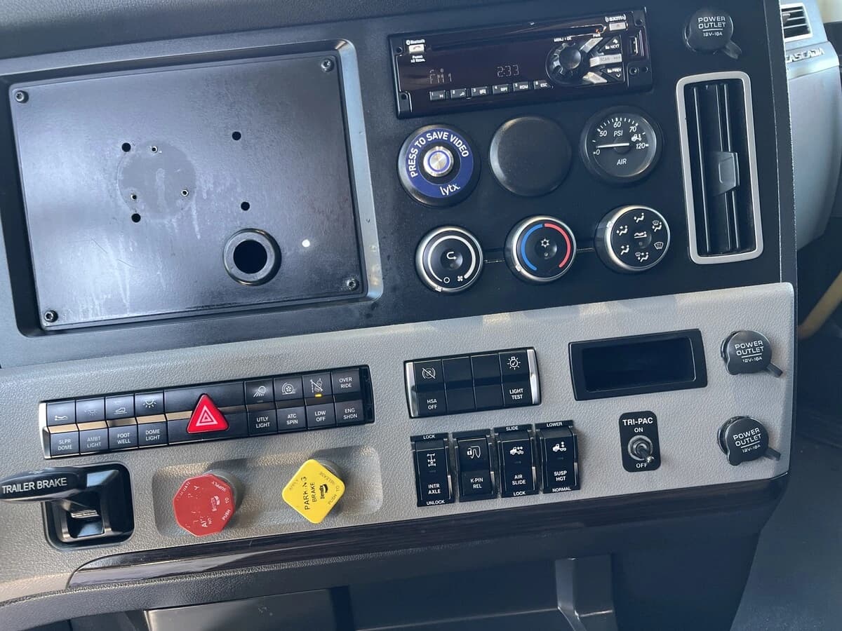 2021 Freightliner Cascadia — photo 29