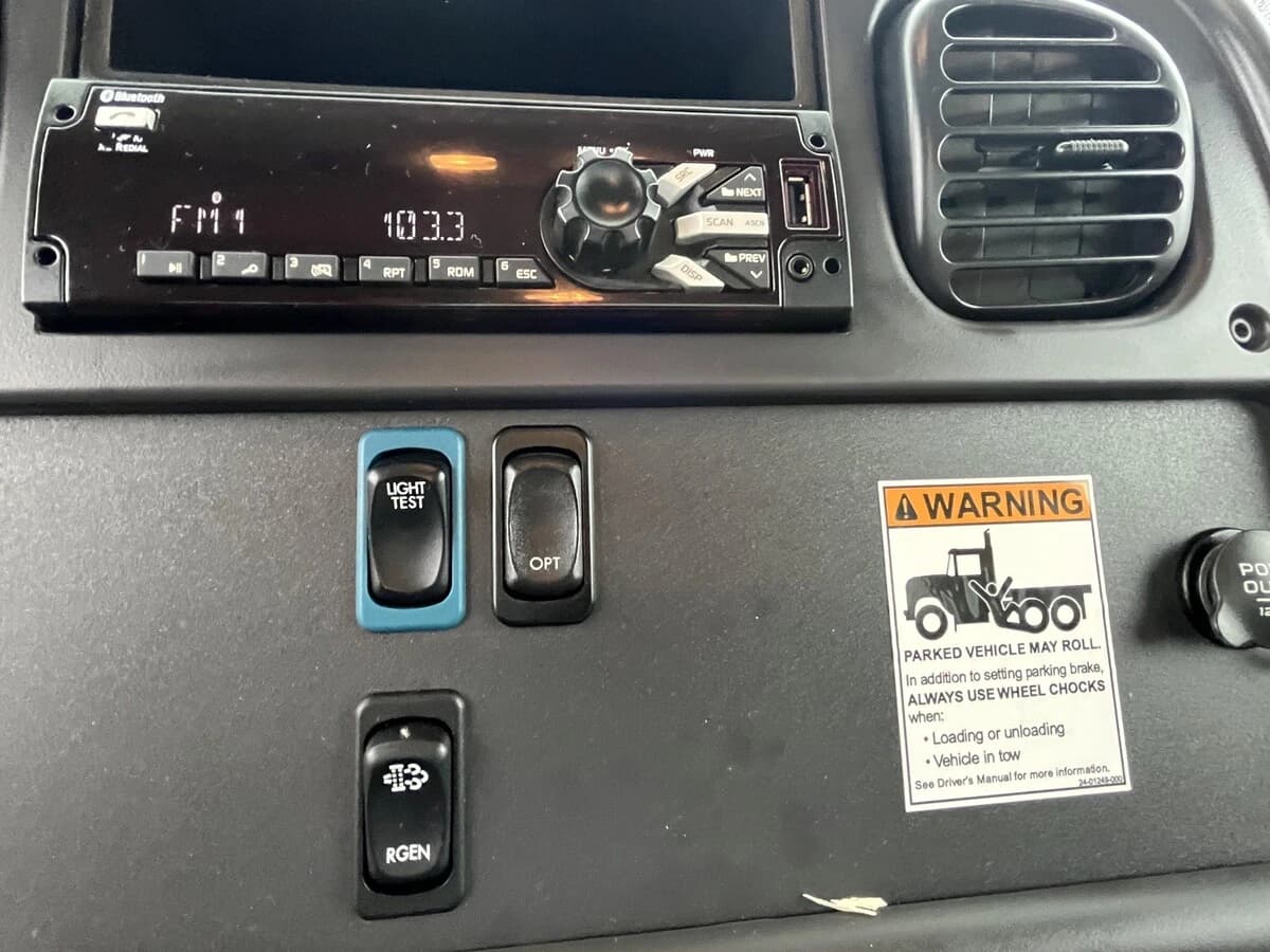 2017 Freightliner M2 106 — photo 24