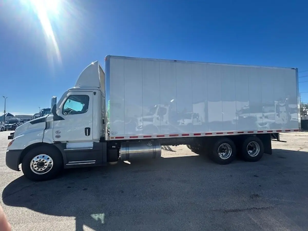 2026 Freightliner Cascadia — photo 3