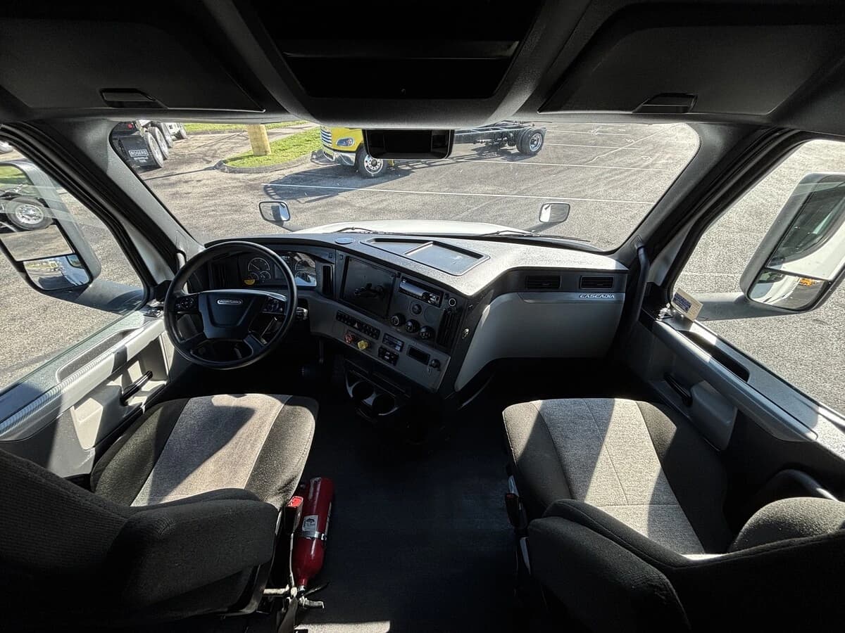 2021 Freightliner Cascadia — photo 19