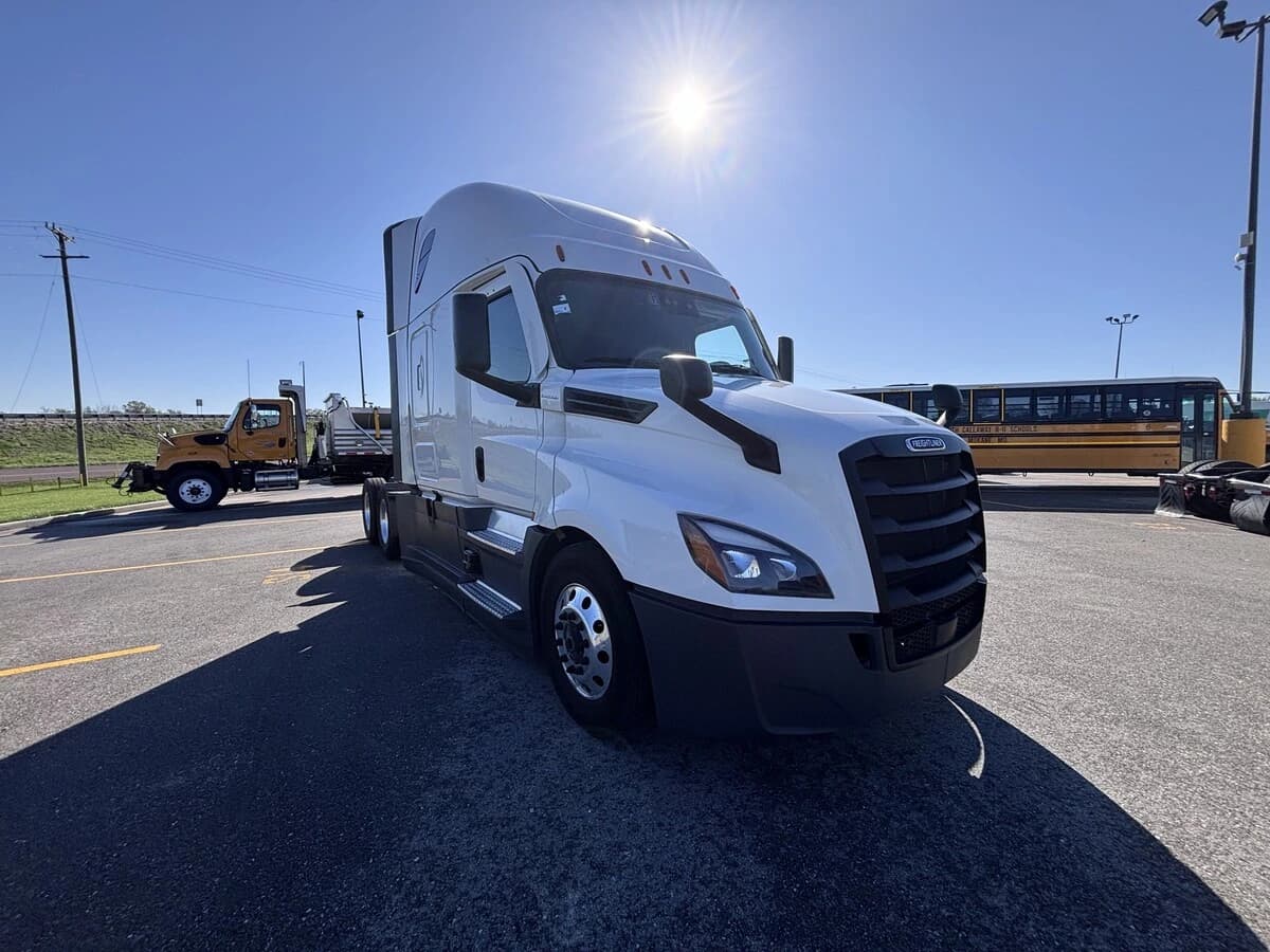 2025 Freightliner Cascadia — photo 3