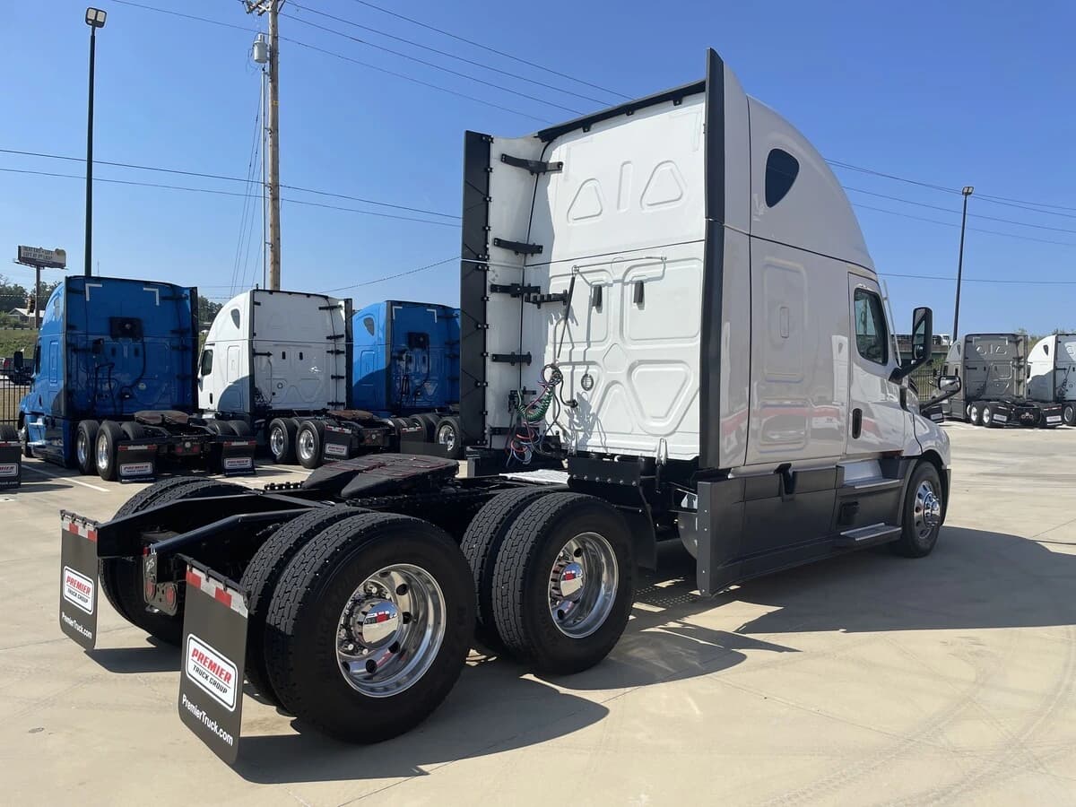 2024 Freightliner Cascadia — photo 6
