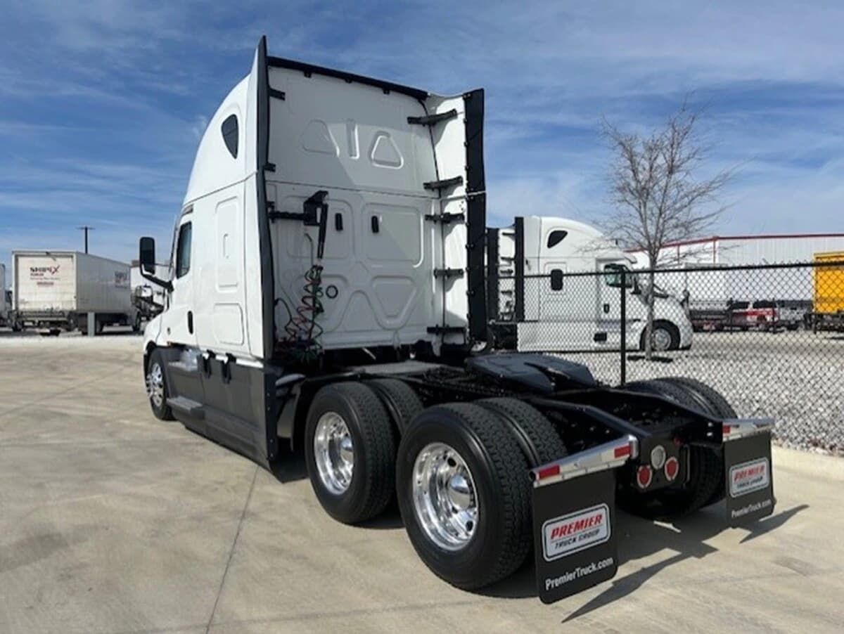 2024 Freightliner Cascadia — photo 3