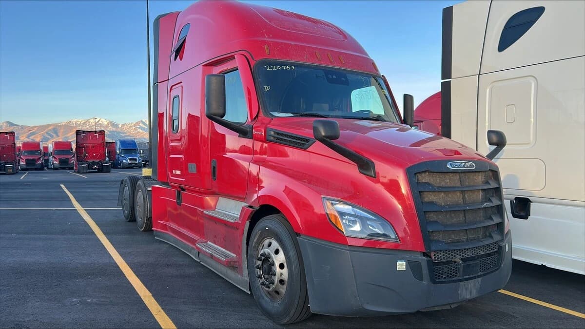 2022 Freightliner Cascadia — photo 2