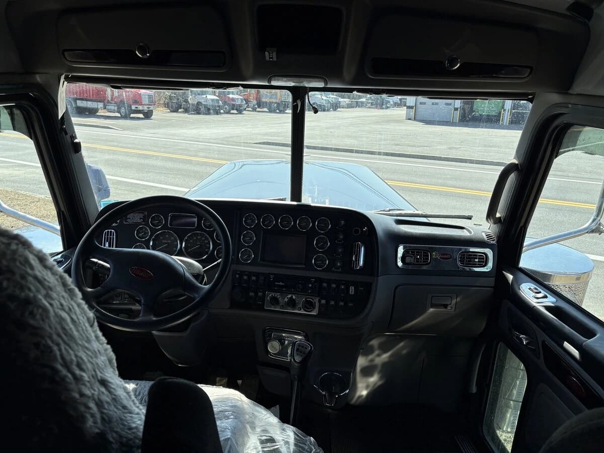 2018 Peterbilt 389 — photo 16