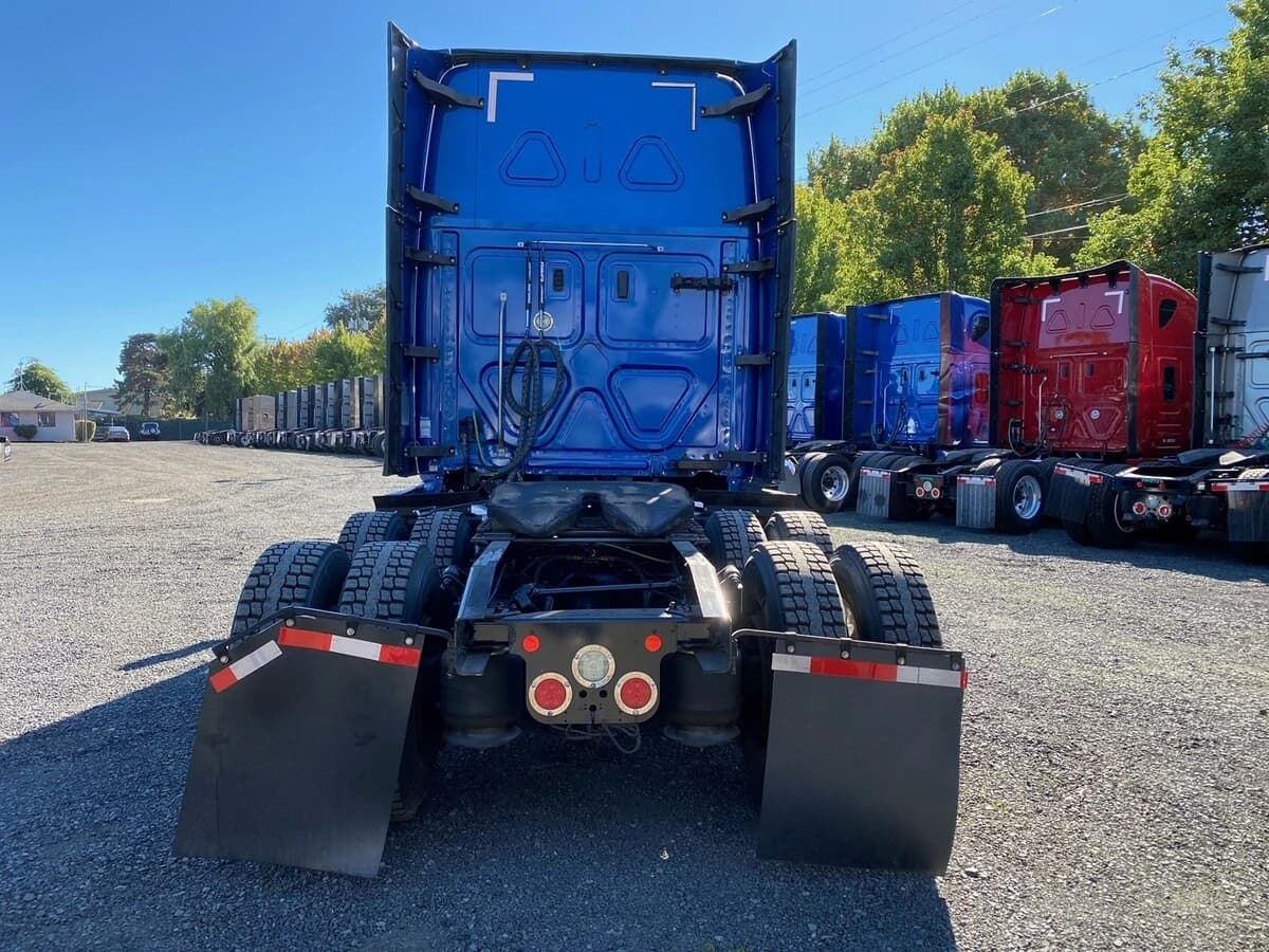 2021 Freightliner Cascadia — photo 4