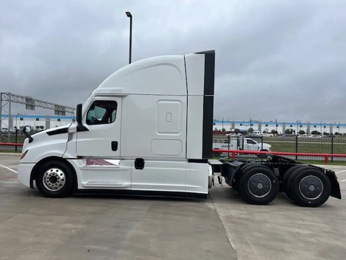 2026 Freightliner Cascadia — photo 8