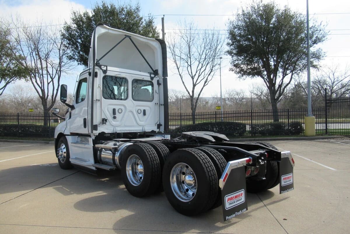 2023 Freightliner Cascadia — photo 3
