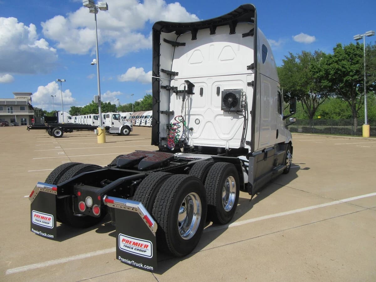 2025 Freightliner Cascadia — photo 4