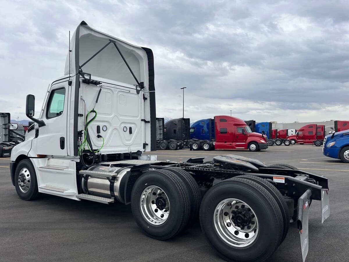 2027 Freightliner Cascadia — photo 7