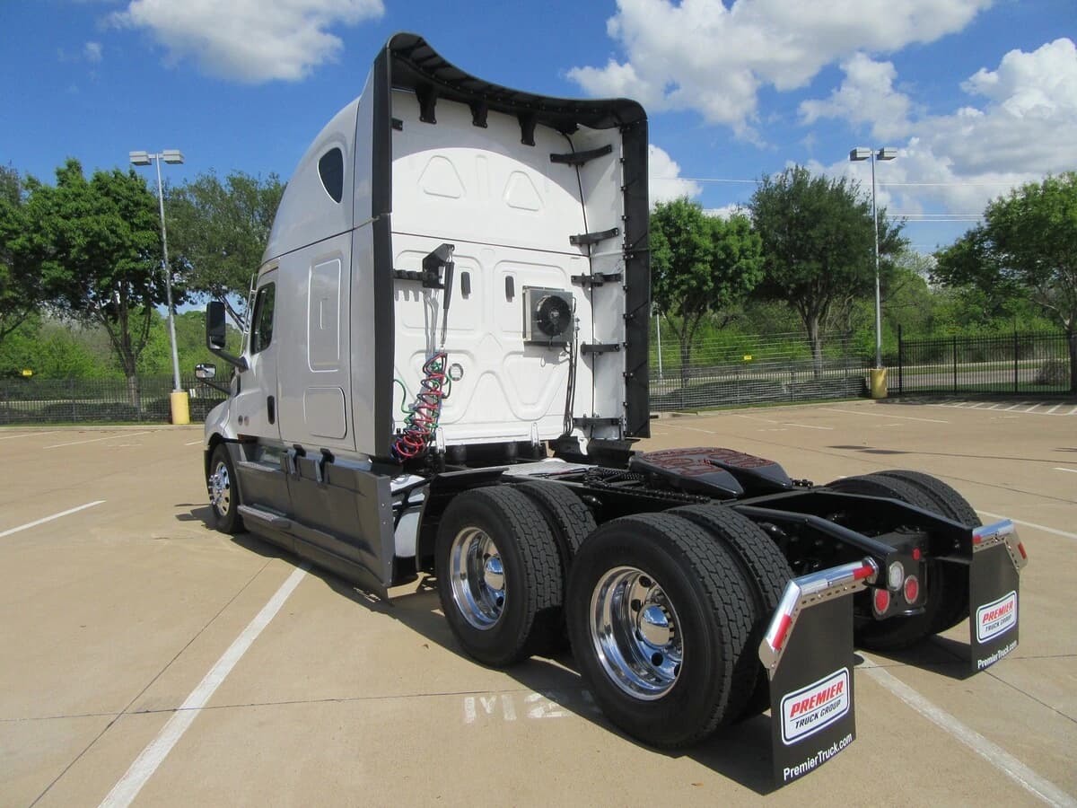 2025 Freightliner Cascadia — photo 3
