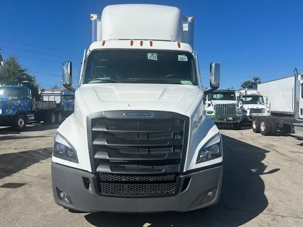 2026 Freightliner Cascadia — photo 2