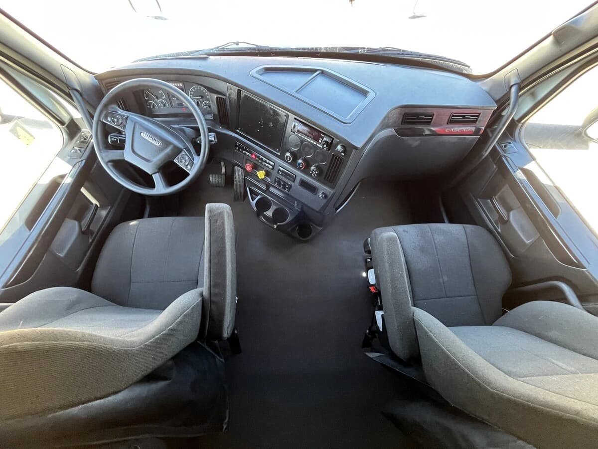 2023 Freightliner Cascadia — photo 32