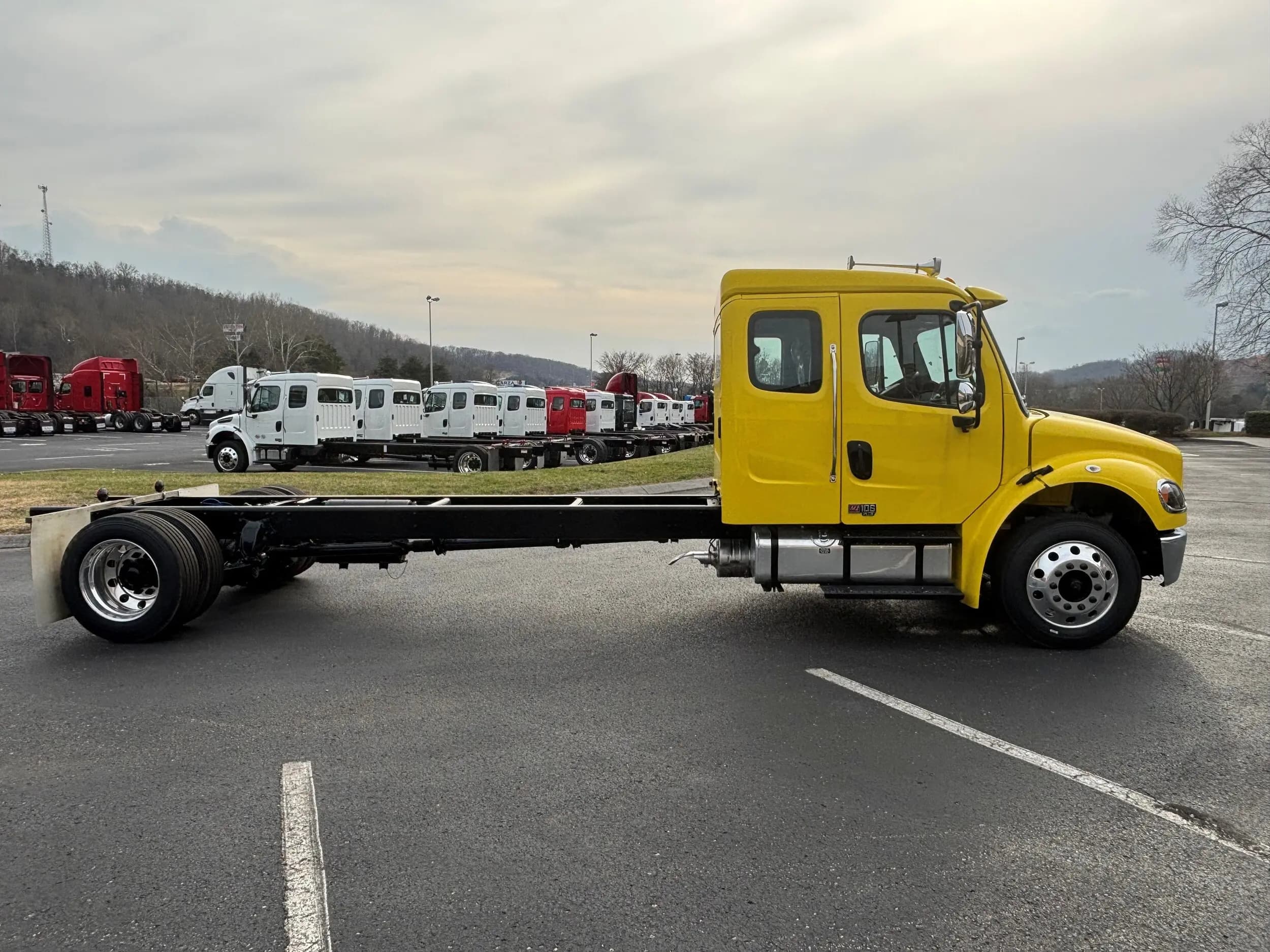 2025 Freightliner M2 106 — photo 4