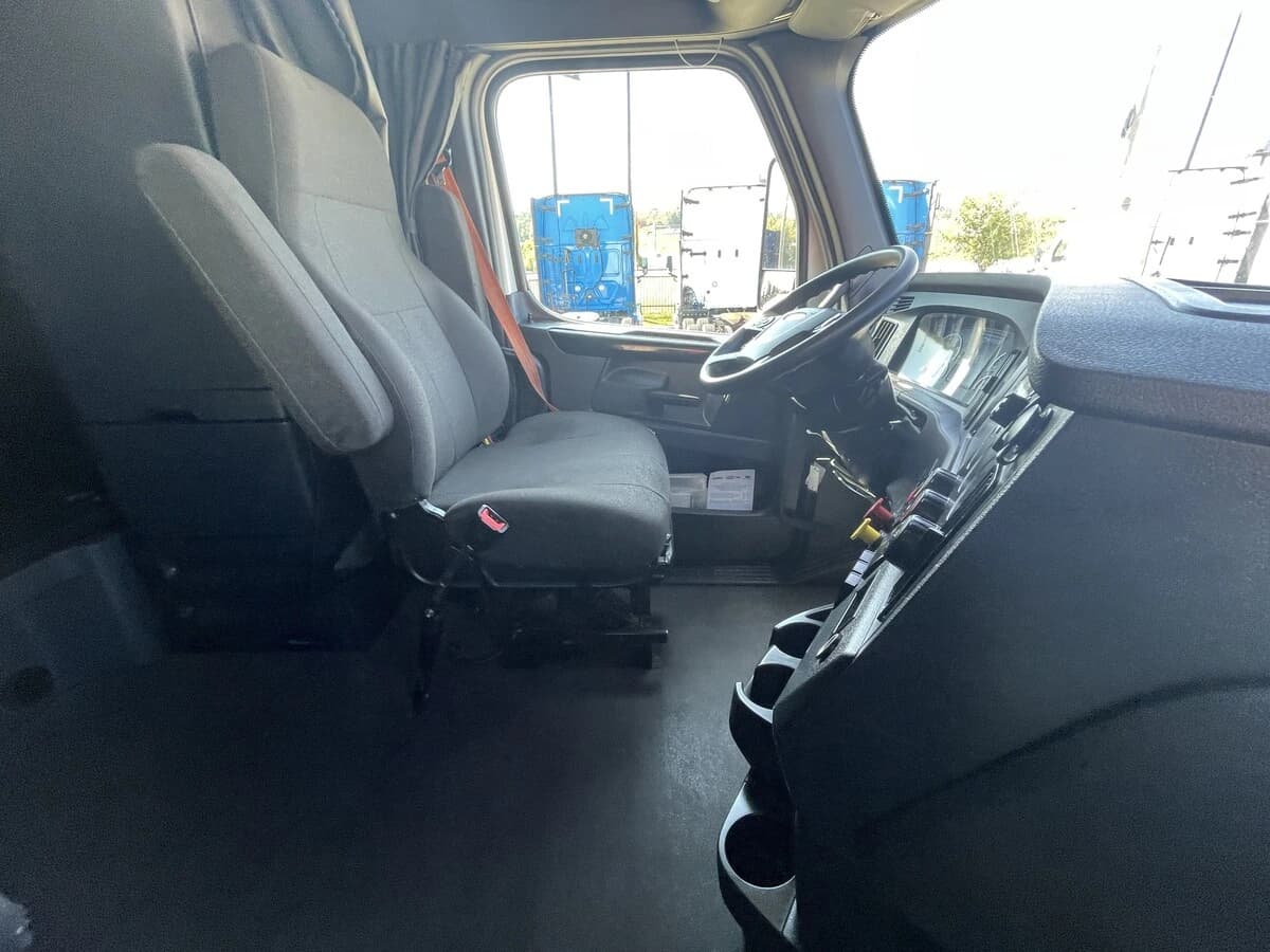 2023 Freightliner Cascadia — photo 30