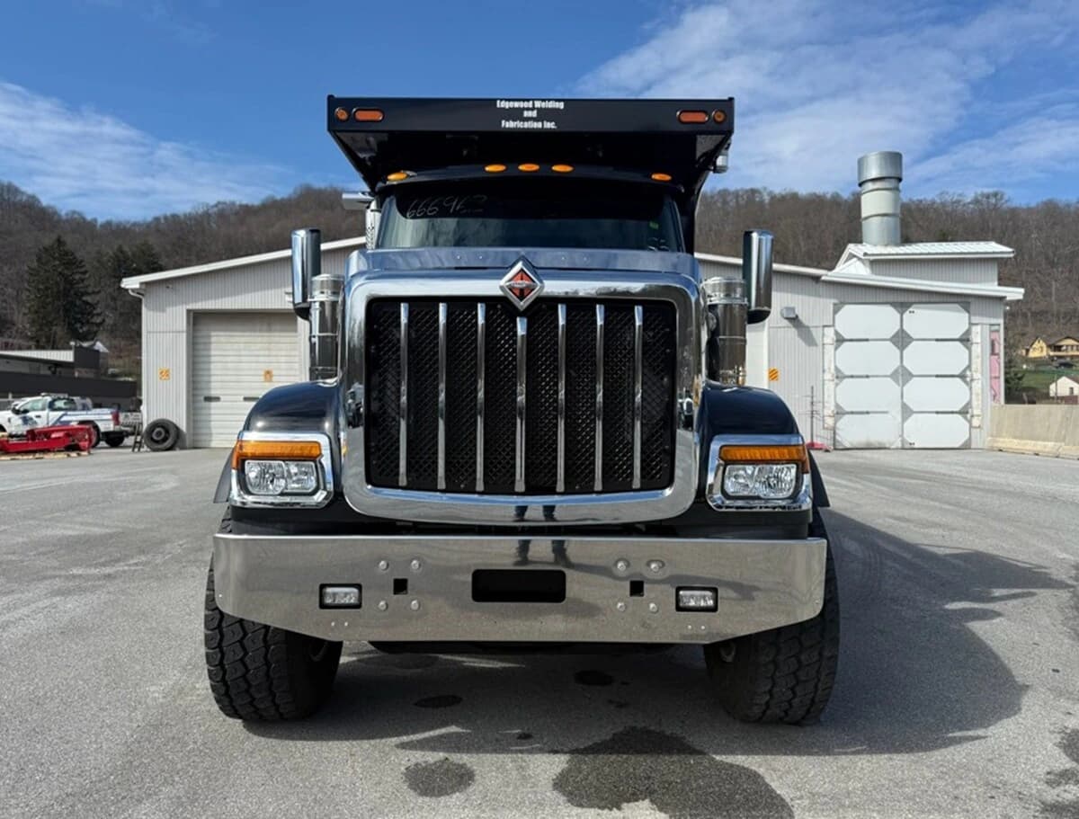 2026 International HX — photo 2