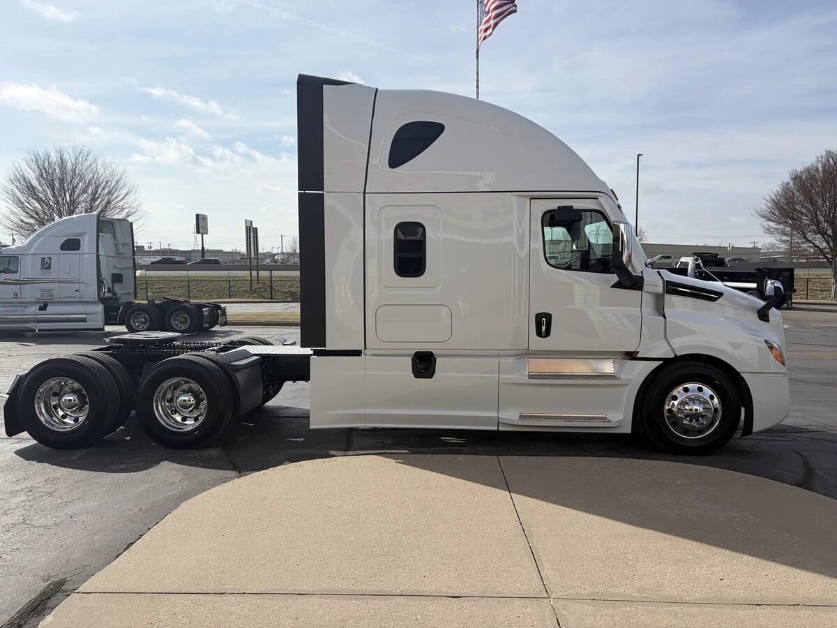 2027 Freightliner Cascadia — photo 6