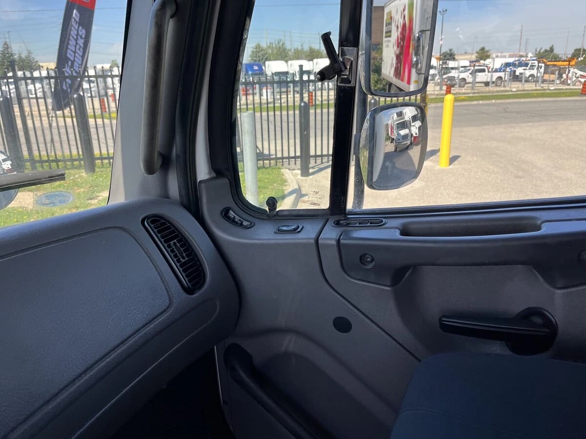 2019 Freightliner M2 106 — photo 26