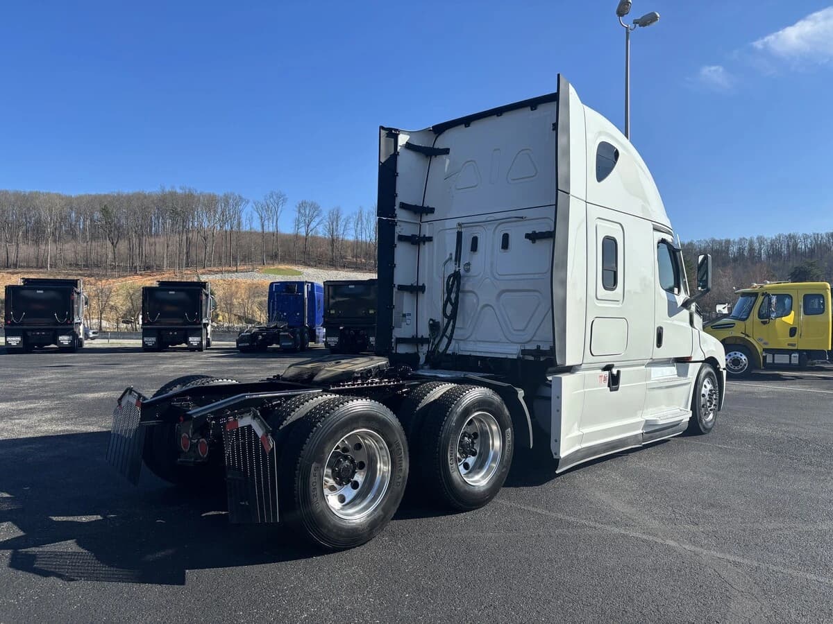 2021 Freightliner Cascadia — photo 7