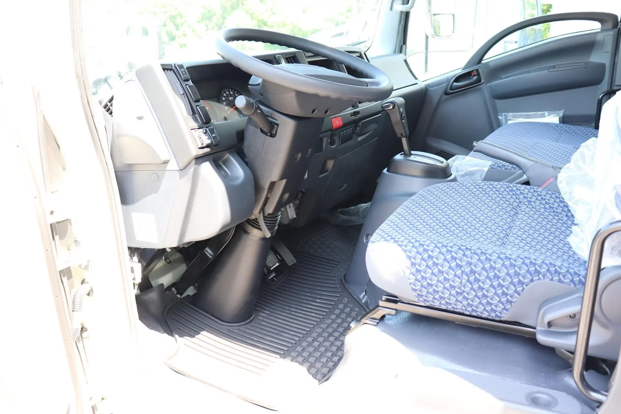 2025 Isuzu NRR — photo 7