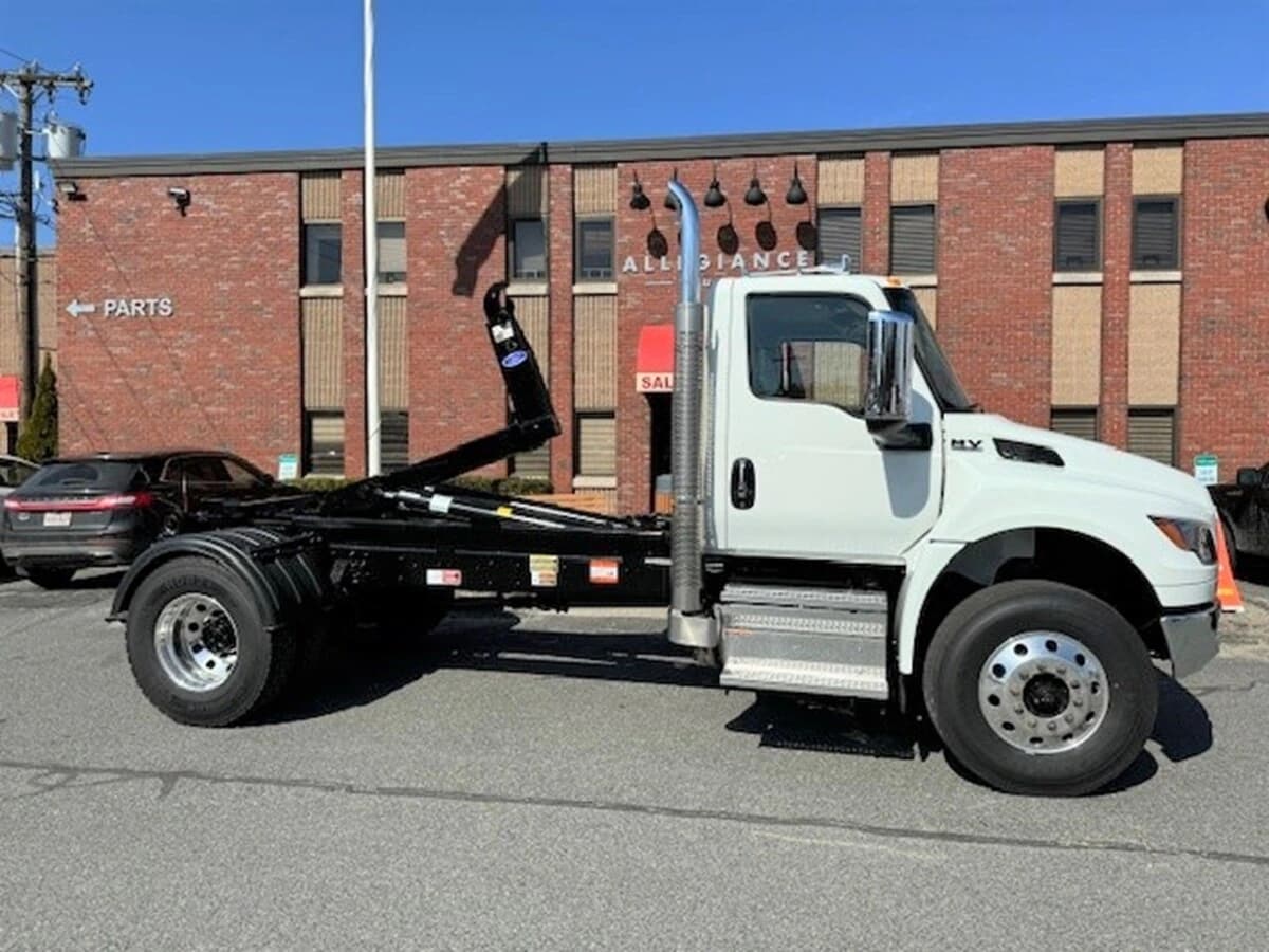 2025 International MV — photo 2